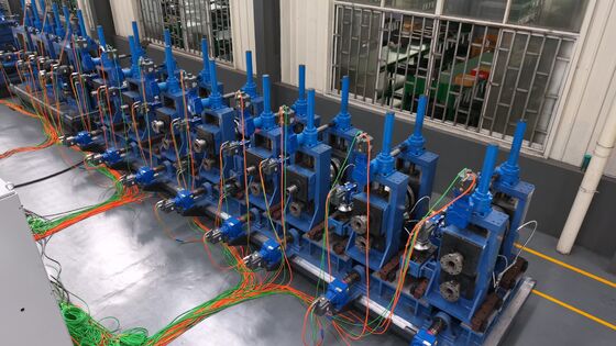 Schweißmaschine für Rohr aus Legierungsstahl mit Akkumulator und Auslauftisch für die kontinuierliche industrielle Rohrproduktion