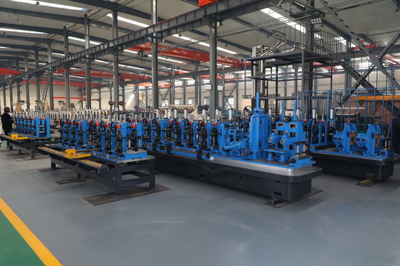 Kaltgewalzter Stahl streift das Rohr ab, das Maschine mit on-line-Ende herstellt