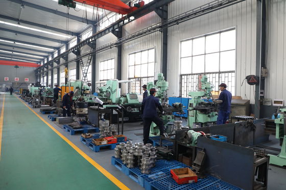 Warm gewalzter Stahl streift Röhrenwerk, das Stahlrohr ab, das Maschine herstellt