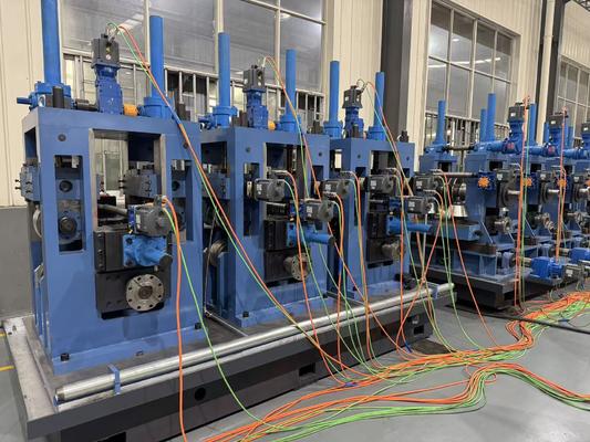 Warm gewalzter Stahl streift Röhrenwerk, das Stahlrohr ab, das Maschine herstellt