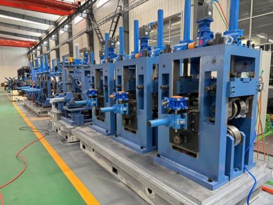 Hochgeschwindigkeits-Rohrformmaschine für die API-Rohrproduktion.